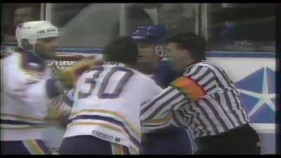 Vintage: Rogue hockey fan tries to fight NHL players during ice-wide player fight