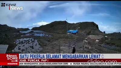 Korban selamat dari penyerangan karyawan PTT yang sedang memperbaiki BTS di Papua, oleh KKB, berusaha mengabari lewat CCTV. Rencananya besok pagi akan dievakuasi