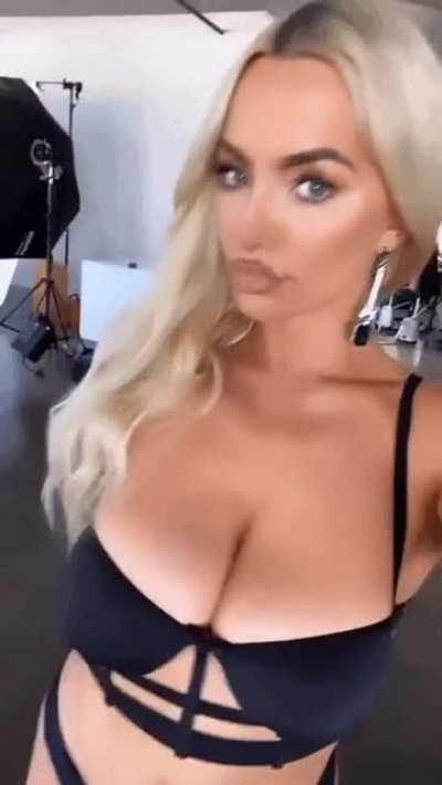 Lindsey Pelas