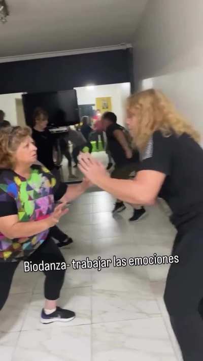 En Mataderos las señoras trabajan las emociones con Biodanza