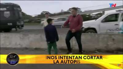 Un nene CON UN CUCHILLO intentó APUÑALAR a un policía, cuando desalojaban el Acceso Sudeste de Bernal.