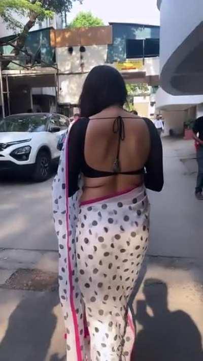 Ufff !!! I like how MILFs like to tease young boys with their THICK bodies !!! (Amruta Khanvilkar)