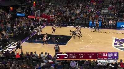 [Highlight] Fox puts Herro in the spin cycle and extends the Kings lead late in the 4th