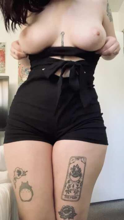 I never wear a bra on the weekend 🖤