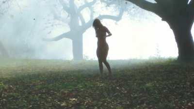 Brazilian popstar Luísa Sonza isn't afraid to show her fully nude body to promote her new record!