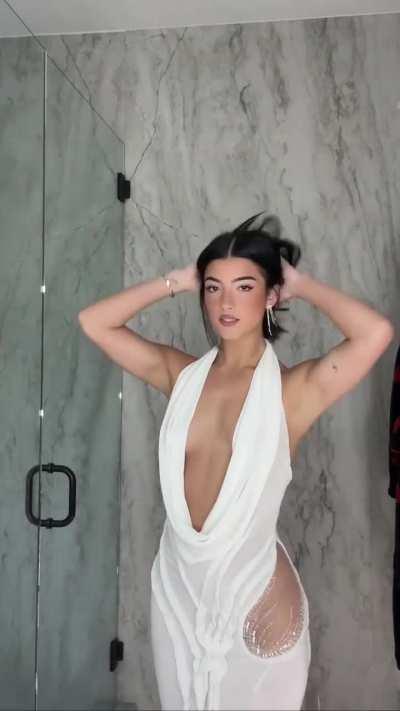 Might be the sexiest dress she’s ever worn omg