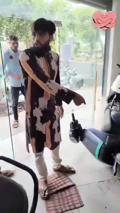 Video of a young man from Mangrol expressing anger by sabotaging his own bike in Veraval Olo Electric Bike Service Center went viral on social media