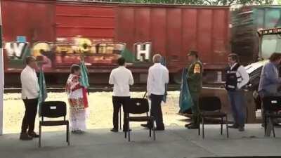 AMLO inaugurando el tren maya. No se rían plis