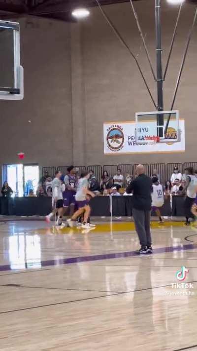 [Highlight] Westbrook tries out his new shooting form in Lakers scrimmage