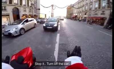 Баба на хетчбеке сбила мужика на пешеходном переходе и пыталась съебать от оператора. Нахуя она так сделала в век вездесущих камер?