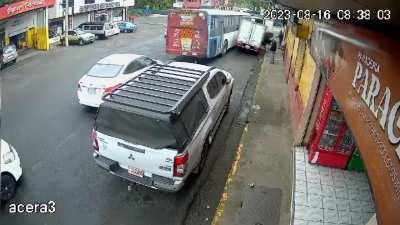 Driver crushed between his bus and a truck - San José province, Costa Rica