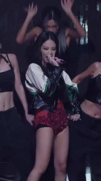 the way those tits bounce is making me rock hard jennie😳😳😳