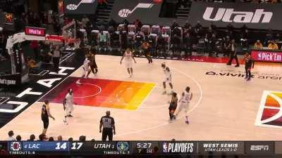 [Highlight] Jordan Clarkson invites Paul George to dance and drains the three on his head