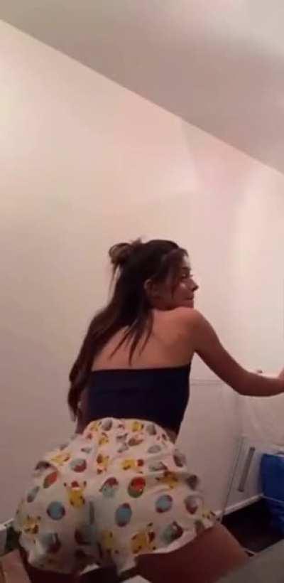 Her boyfriend stopped her real quick when she started breaking back, Definitely knew we’d all be cumming to her fat ass.