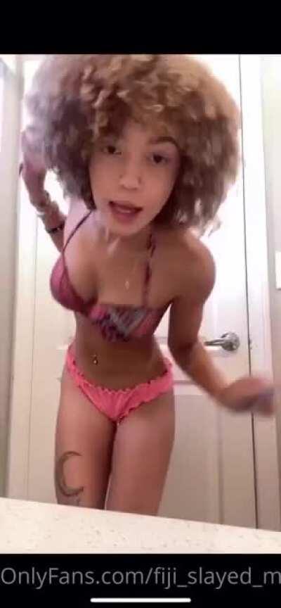 this bitch cant twerk fa shit 😂😂