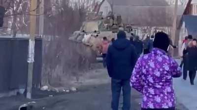 Residents of Ichnya, Chernihov Oblast get Russian tanks to turn around simply by standing in the road. Source: реальная Украина Telegram, @tanjamaier17 Twitter