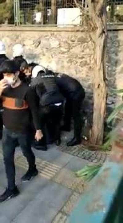 Rektörlerin seçim ile başa gelmesi gerektiğini savunan Boğaziçi öğrencilerinden birinin göz altına alınma anı