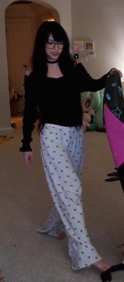 Emiru moving her chair - May 2025