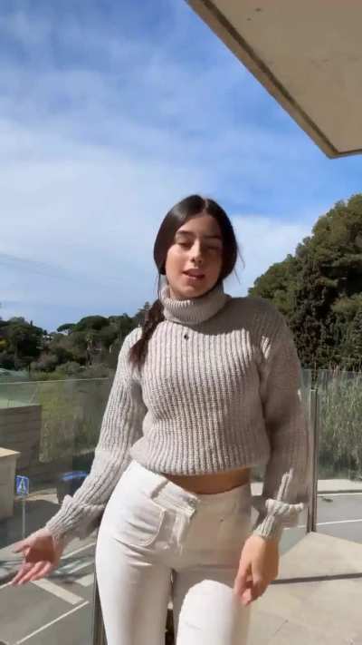 Ella es.: MARTINA, influencer. 2025.