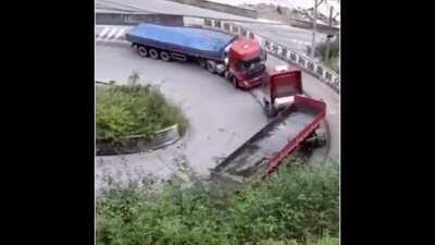 Two trucks doing a U turn at the same time. What could go wrong?