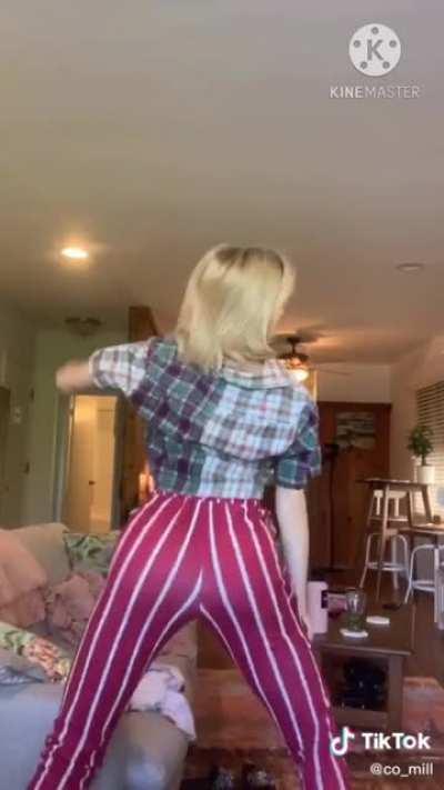 She twerkin her 🍑