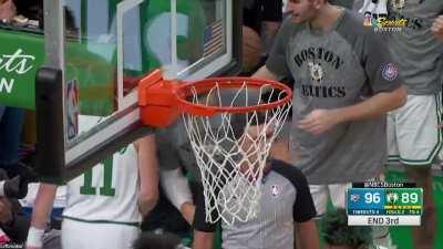 [Highlight] Payton Pritchard comes up with the steal at the end of the 3rd quarter to ignite the Celtics crowd and cut the lead to 7