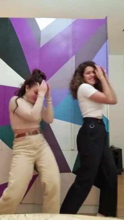 Lari e Maisa, duas peitudas melhor dupla.