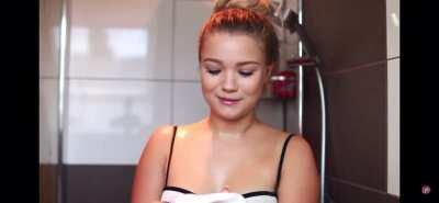 Julia unter der Dusche