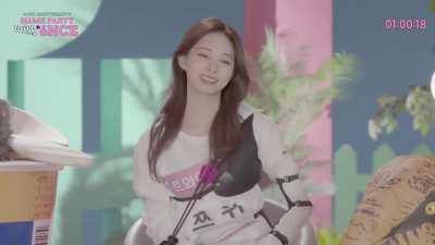 211020 - Tzuyu's famous hair flick