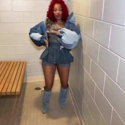 Nicki Minaj Dizzy in the Shower