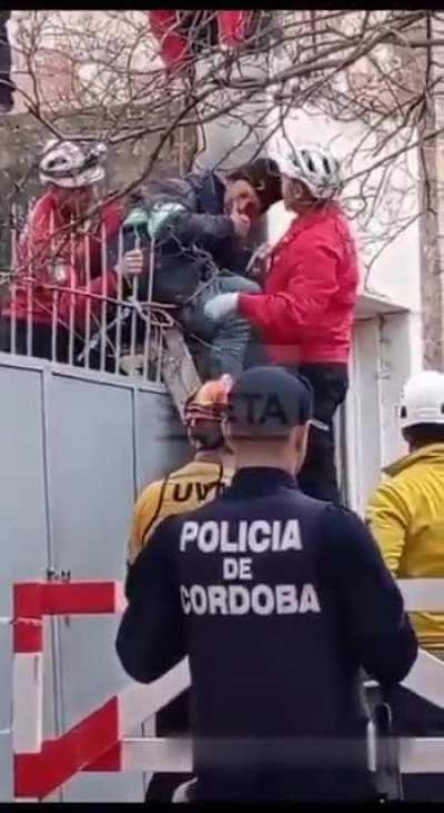 Burglar tried to escape and was impaled on fence - Argentina