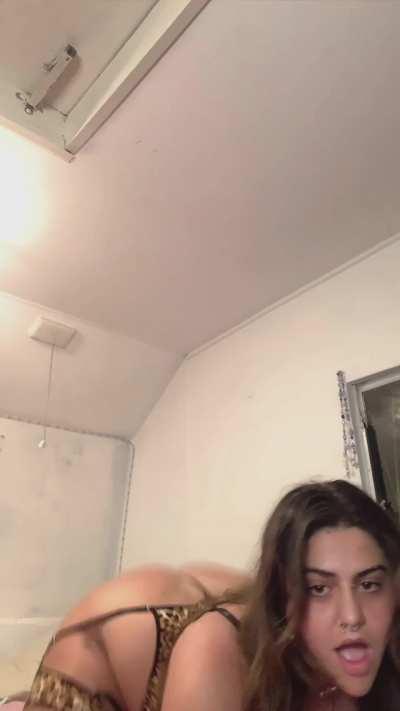 18 y/o Arab's sizzling hot twerk show ;)