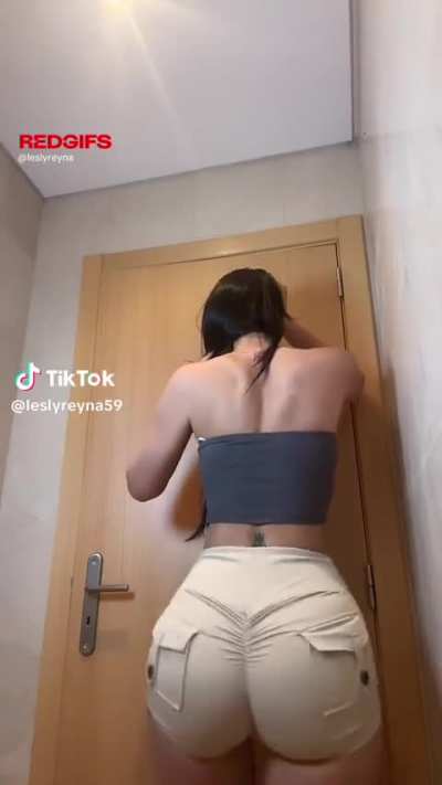 The only thing I’m dropping is your jawline 🍑