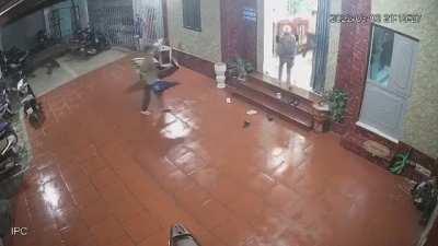 Insane fight in what appears to be a museum