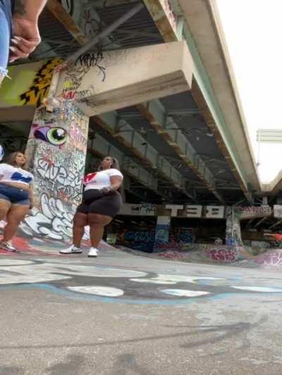 Johana chilling with her THOT friends 👀