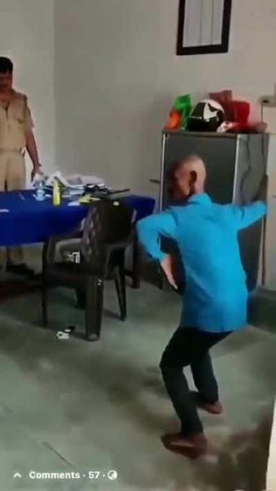 Extortionist Gosavi in front of Pune Police