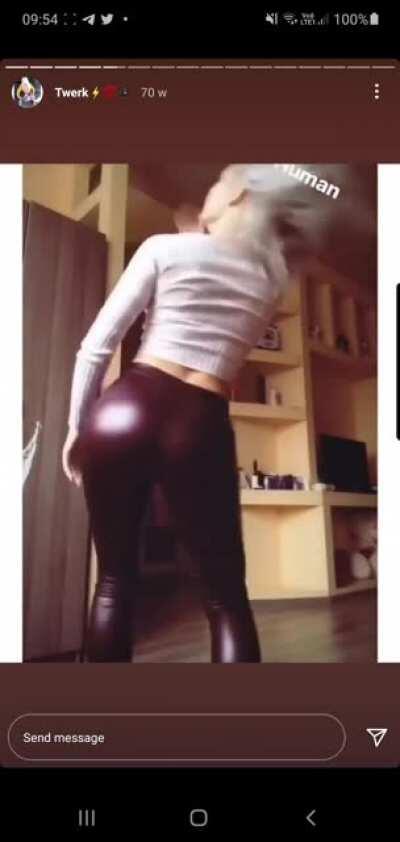 Leather pants 🤤🤤