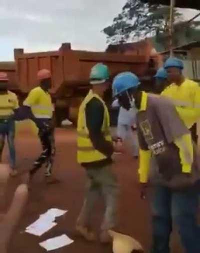 Chinese contractor gets his ass handed to him by a Zimbabwean local engineer for disrespect in Zimbabwe