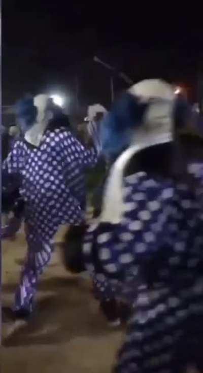 O desafio era pegar a caixa de cerveja sem reclamar de dor