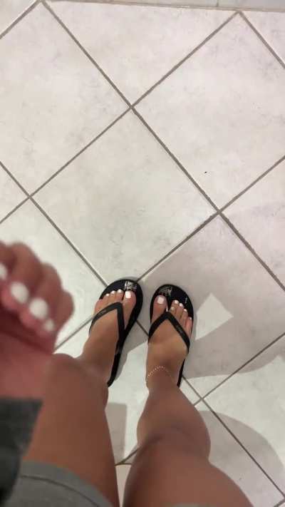 Obsessed with the white toes👣🤍