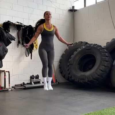 97 doubles (Skipping) in a row in less than 1 minute in a Tight Body Suit (Nice Body Printout!)