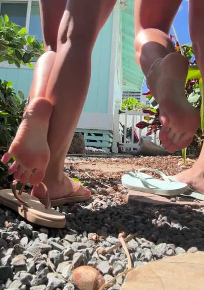 could you handle 2 pairs of flip flops at the same time ☺️