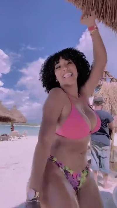 Sophiiec7 on tiktok or @iamsophiielikosky on instagram