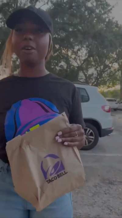 Taco Bell slut sucks and fucks on her break