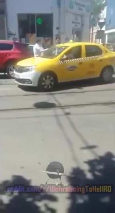 Moderator procedand la un atac frontal cu vehiculul din dotare