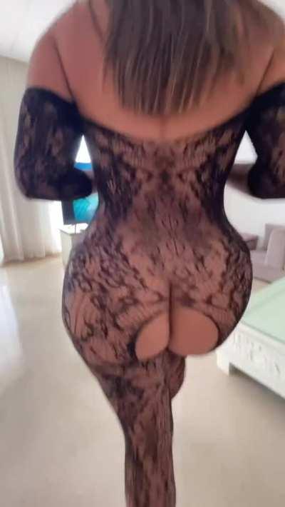 Do we enjoy a curvy mom walk ? F42