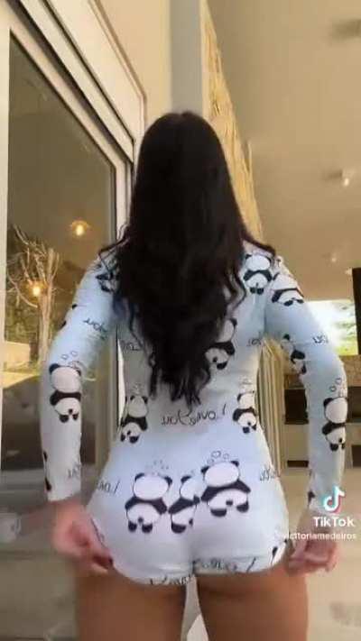 victtoriamedeiros and her amazing ass