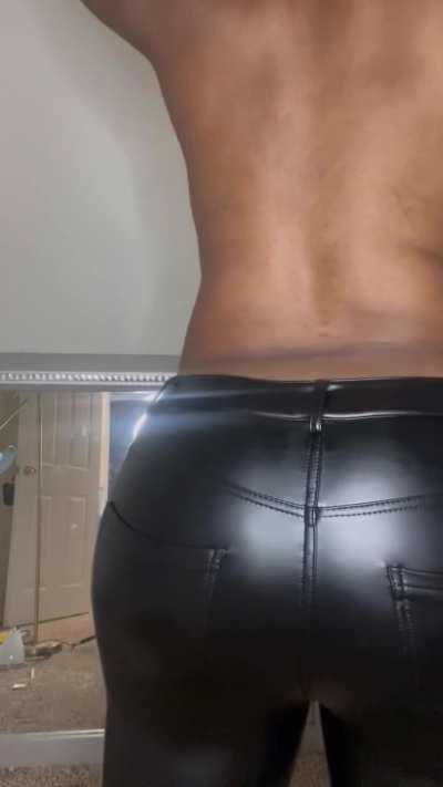 Big farty butt in leather pants 
