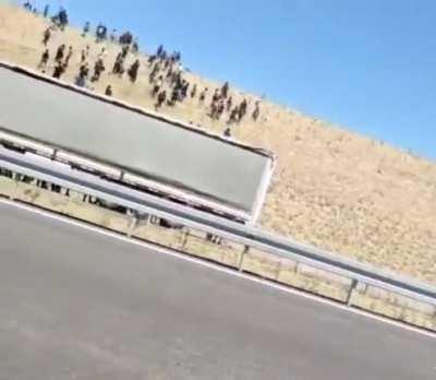 Ankara-Niğde otobanından insan kaçakçılığı- pardon mülteci görüntüsü. Ülke elden gidiyor anasını satıyım. Adamlar resmen hükümet denetimi altında mülteci kaçakçılığı yapıyor.