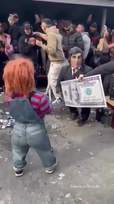 Mini-Milei en una fiesta en Buenos Aires. Ahora quiero a un Mini-Maduro para patearlo